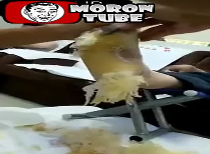 Video :A Chinese woman removes the skin from the sole of her foot